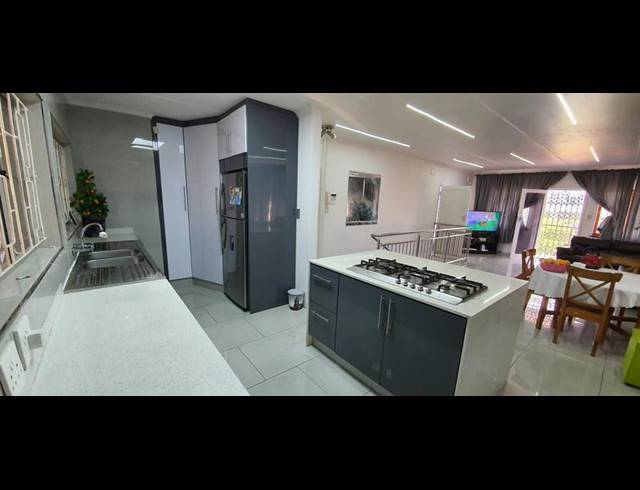 5 BEDROOM HOUSE FOR SALE IN EVEREST HEIGHTS